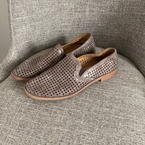 Ali perforated loafer - trask - silver/tan